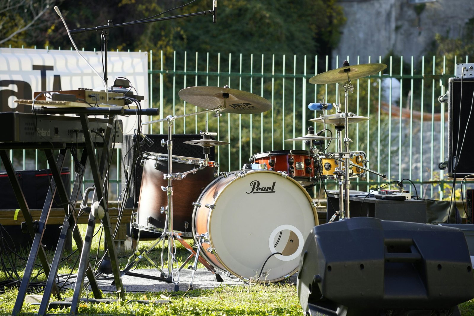 Batería y equipo de sonido, montado en escenario al aire libre