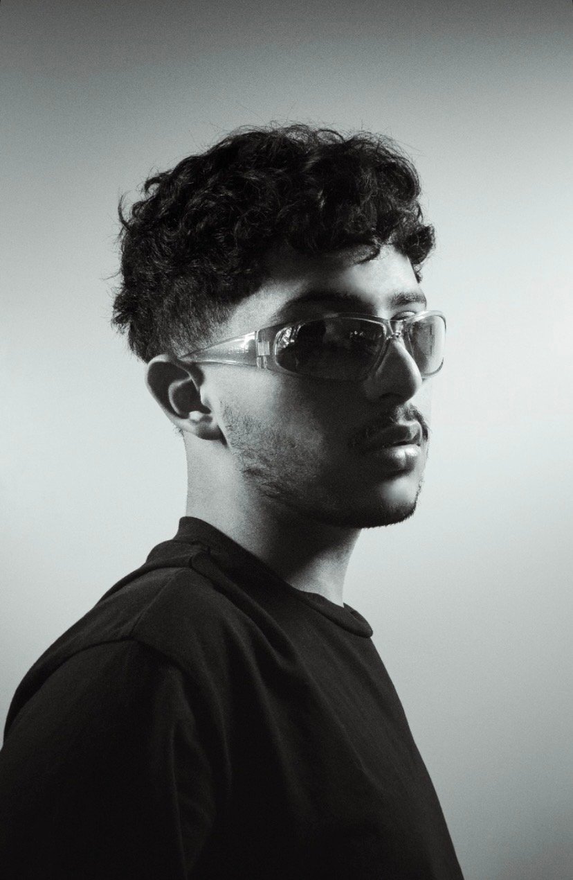 Lanzamientos Hombre en blanco y negro de persona con gafas mirando de perfil.